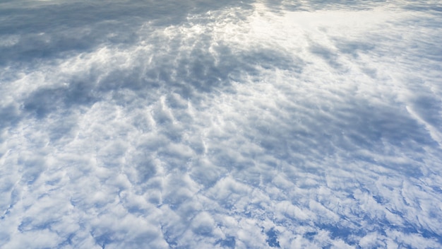 Nuages de mer soyeuses abstraites sur le fond de panorama ciel