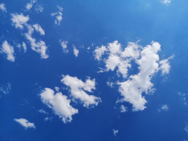 Nuages moelleux et beau fond de ciel