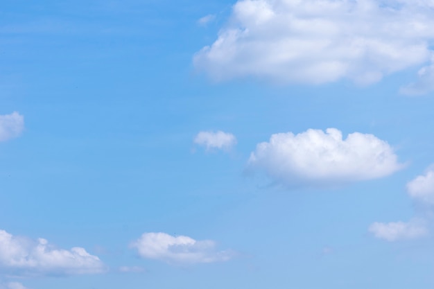 Nuages moelleux blancs dans le ciel bleu