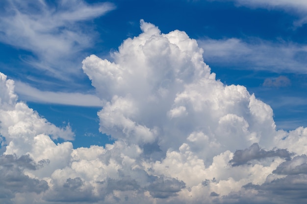 Nuages moelleux blancs dans le fond de ciel bleu