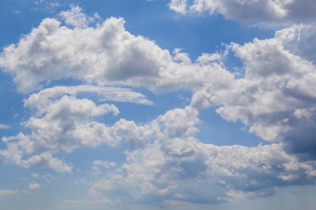 Nuages moelleux blancs