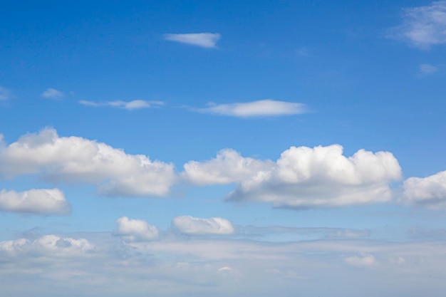 Nuages moelleux blancs