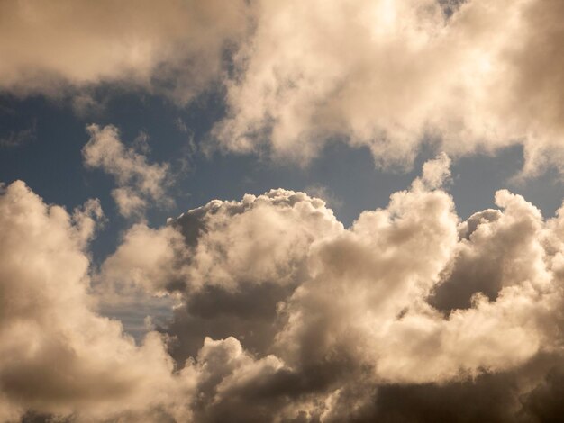 Photo des nuages moelleux sur le ciel au coucher du soleil une forme de nuage cumulus moelleux photo un fond sombre de paysage nuageux