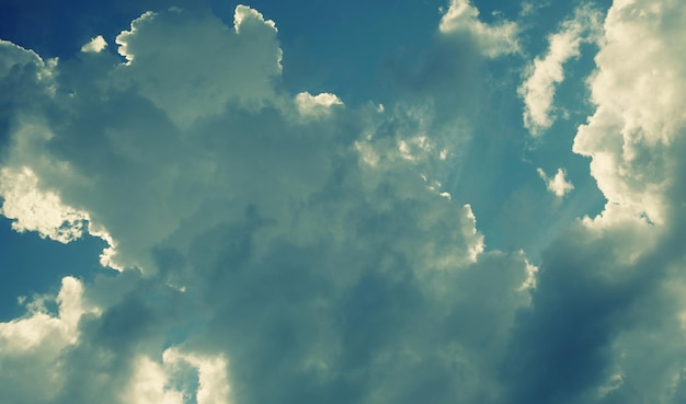 Nuages moelleux dans le ciel bleu