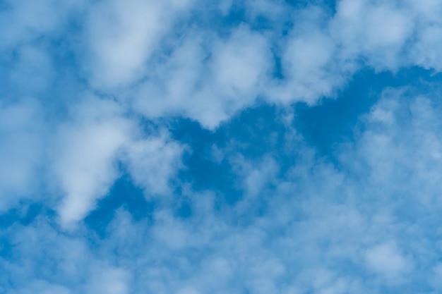 Nuages moelleux sur fond bleu