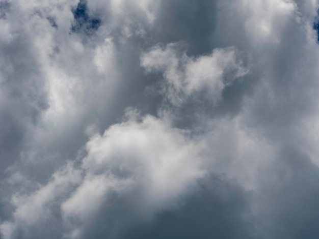 Photo des nuages moelleux par un jour de pluie