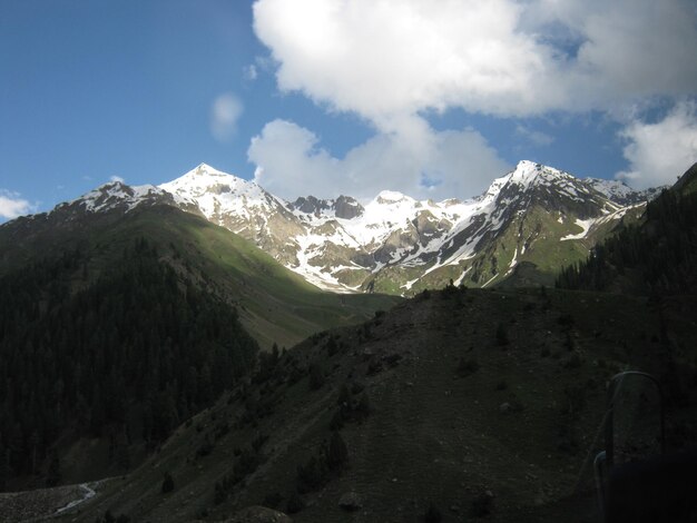 Des nuages sur des montagnes enneigées