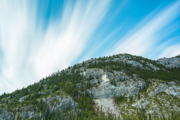 Nuages sur les montagnes rocheuses au canada