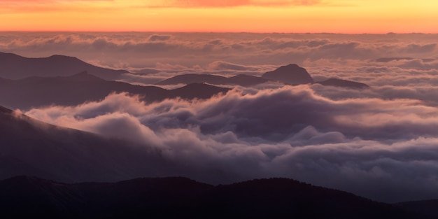 Nuages sur les montagnes