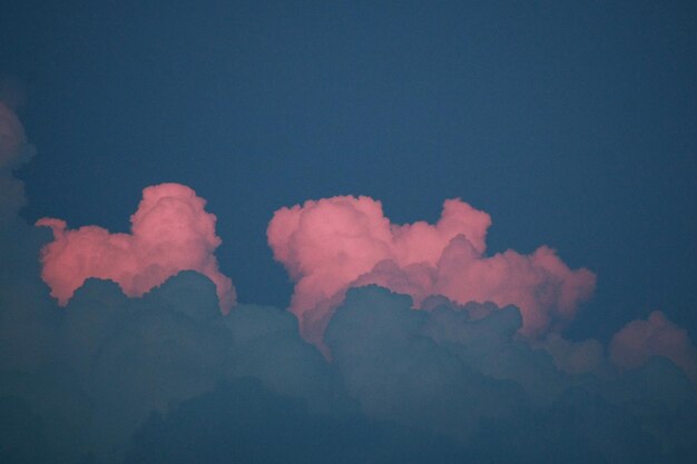 Nuages sur la nature du ciel bleu avec fond d'écran de l'espace