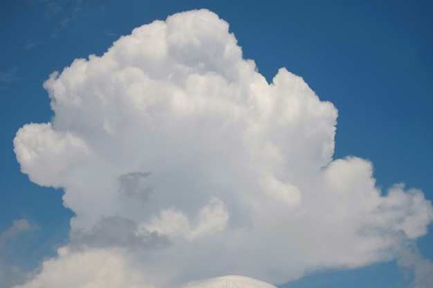 Nuages sur la nature du ciel bleu avec fond d'écran de l'espace