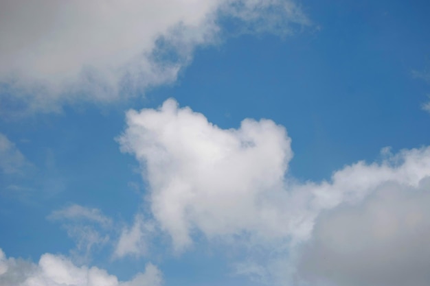 Nuages sur la nature du ciel bleu avec fond d'écran de l'espace