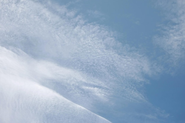 Nuages sur la nature du ciel bleu avec fond d'écran de l'espace