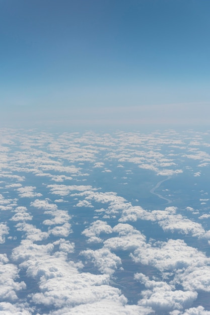 Nuages naturels paisibles dans le ciel