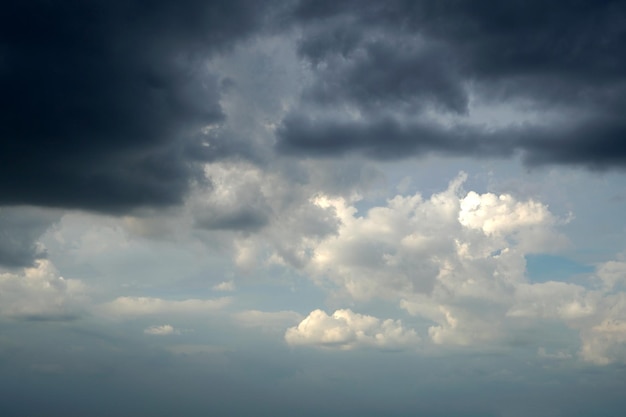 Nuages de Nimbus dans les fonds de ciel