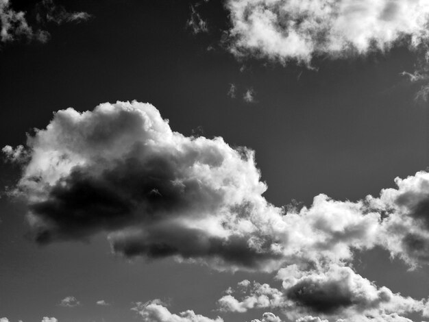 Des nuages noirs et blancs dans le fond du ciel