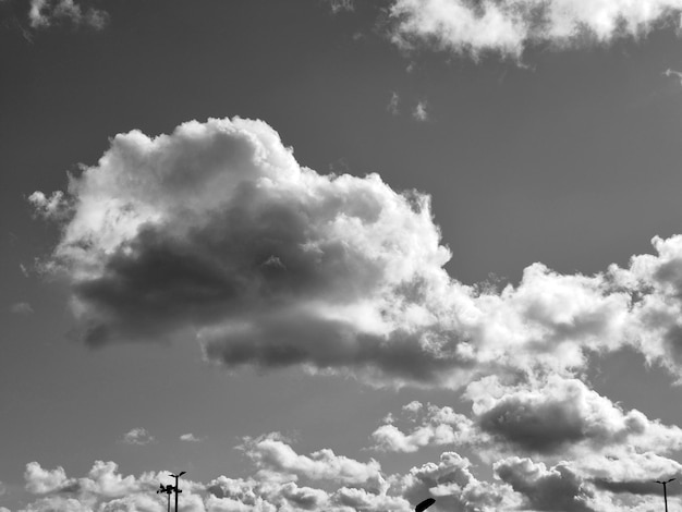 Des nuages noirs et blancs dans le fond du ciel