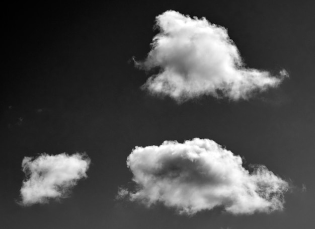 Des nuages noirs et blancs dans le fond du ciel