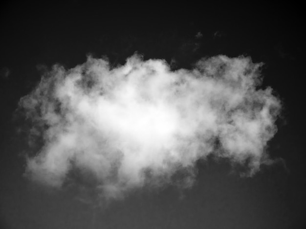 Des nuages noirs et blancs dans le fond du ciel