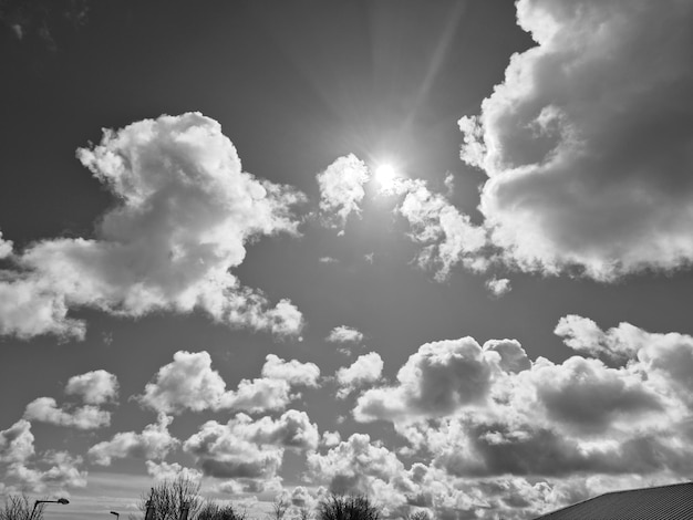 Des nuages noirs et blancs dans le fond du ciel