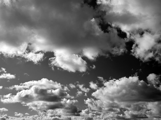 Des nuages noirs et blancs dans le fond du ciel