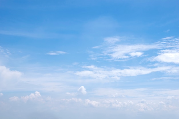 Nuages et nuages dans le ciel bleu