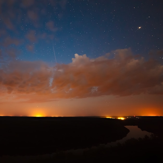 Nuages de nuit sur fond d'étoiles brillantes dans le ciel