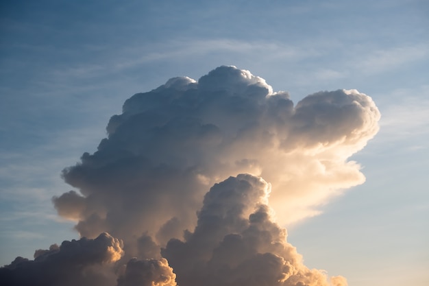 Les nuages ont une forme étrange en saison des pluies.