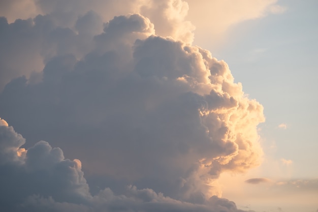 Les nuages ont une forme étrange en saison des pluies.