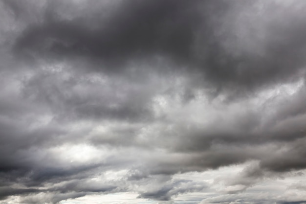 Les nuages ont photographié des couleurs monochromes grises par temps nuageux. Saison de l'automne