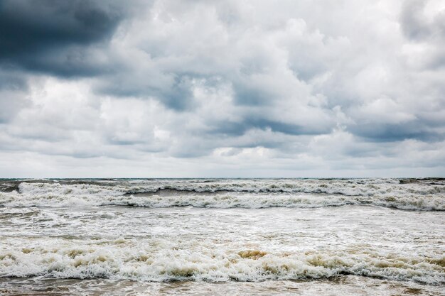 Nuages d'orage au-dessus de la mer Ciel dramatique et vagues géantes