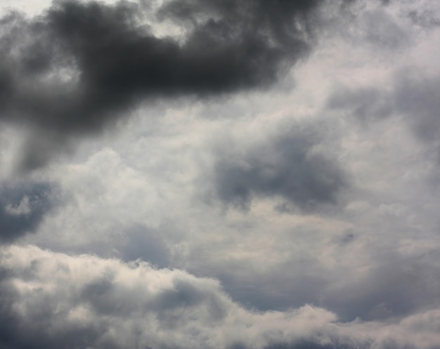 Nuages ​​d&#39;orage avant la pluie