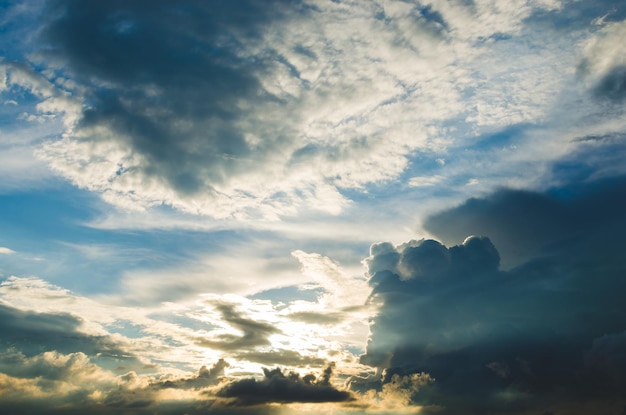 Nuages d'orage contre un ciel bleu clair