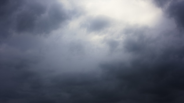 Nuages d'orage dans le ciel au-dessus de la ville