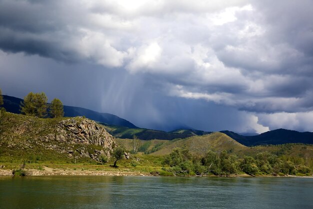 Nuages d'orage dans les montagnes de l'Altaï