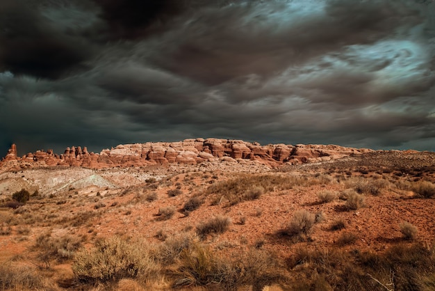 Nuages d'orage dramatiques sur les Arches National Park, Utah USA