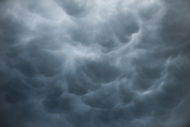 Photo nuages ​​d'orage dramatiques avec nuages ​​noirs et ciel maussade, ciel sombre avant le ciel pluvieux