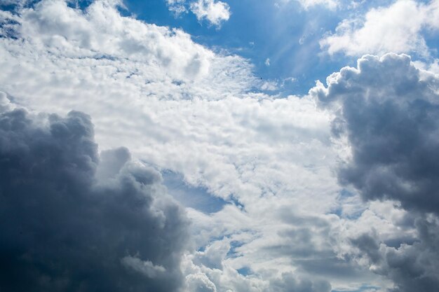 Nuages d'orage effrayants. Nuages épiques sombres sur un ciel bleu.