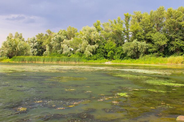 Nuages d'orage sur le fleuve Dniepr