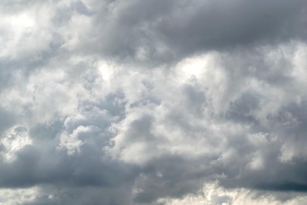 Nuages d'orage gris dans le ciel