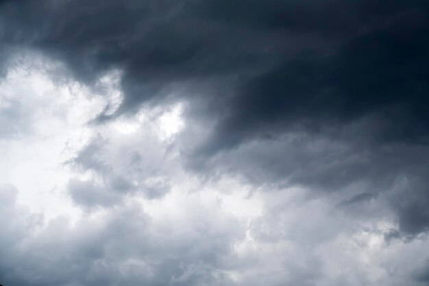 Nuages d'orage gris dans le ciel