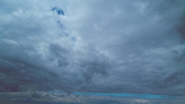 Des nuages d'orage gris sombre magique des nuages gris moelleux à des nuages de pluie sombres des nuages sombres pluvieux à l'horizon