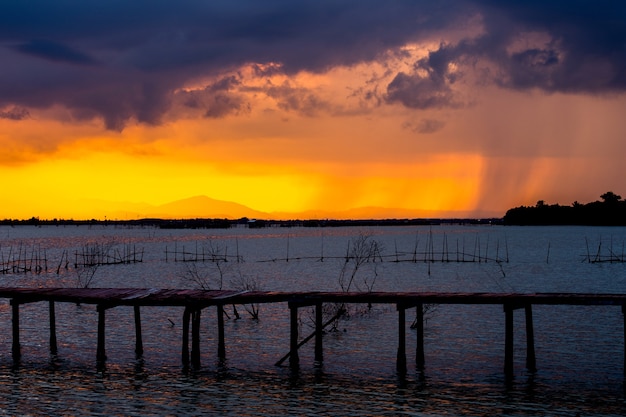 Nuages ​​d&#39;orage sur le lac