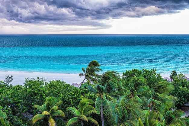 Nuages d'orage sur la mer.