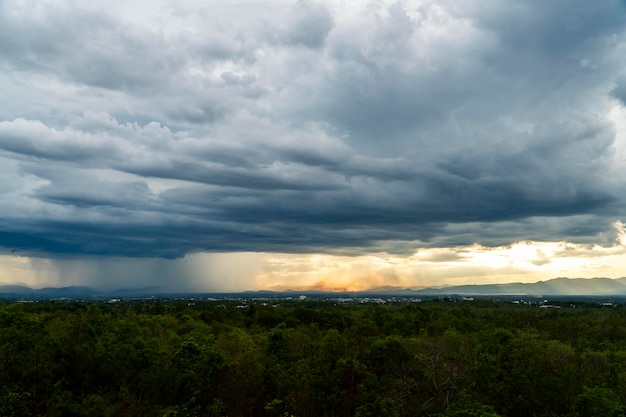 Photo les nuages d'orage avec la pluie la nature l'environnement les nuages sombres les nuages énormes le ciel les nuages noirs orageux