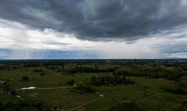 Nuages d'orage avec la pluie Nature Environnement Sombre énorme nuage ciel noir nuage orageux