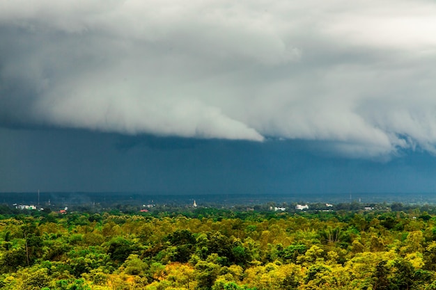 Nuages d'orage avec la pluie