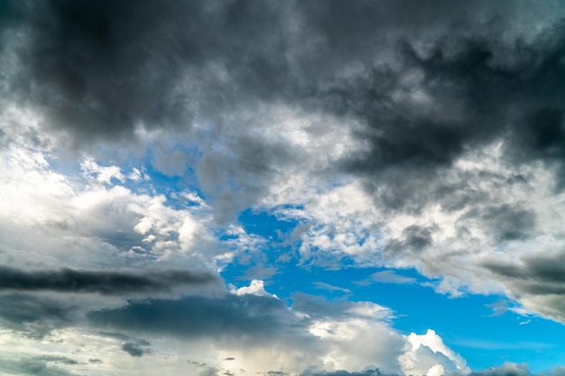 Nuages ​​d&#39;orage avec la pluie