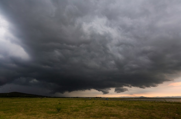 Nuages ​​d&#39;orage avec la pluie