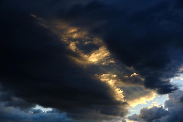 Nuages d'orage avec des rayons de soleil éclatants.